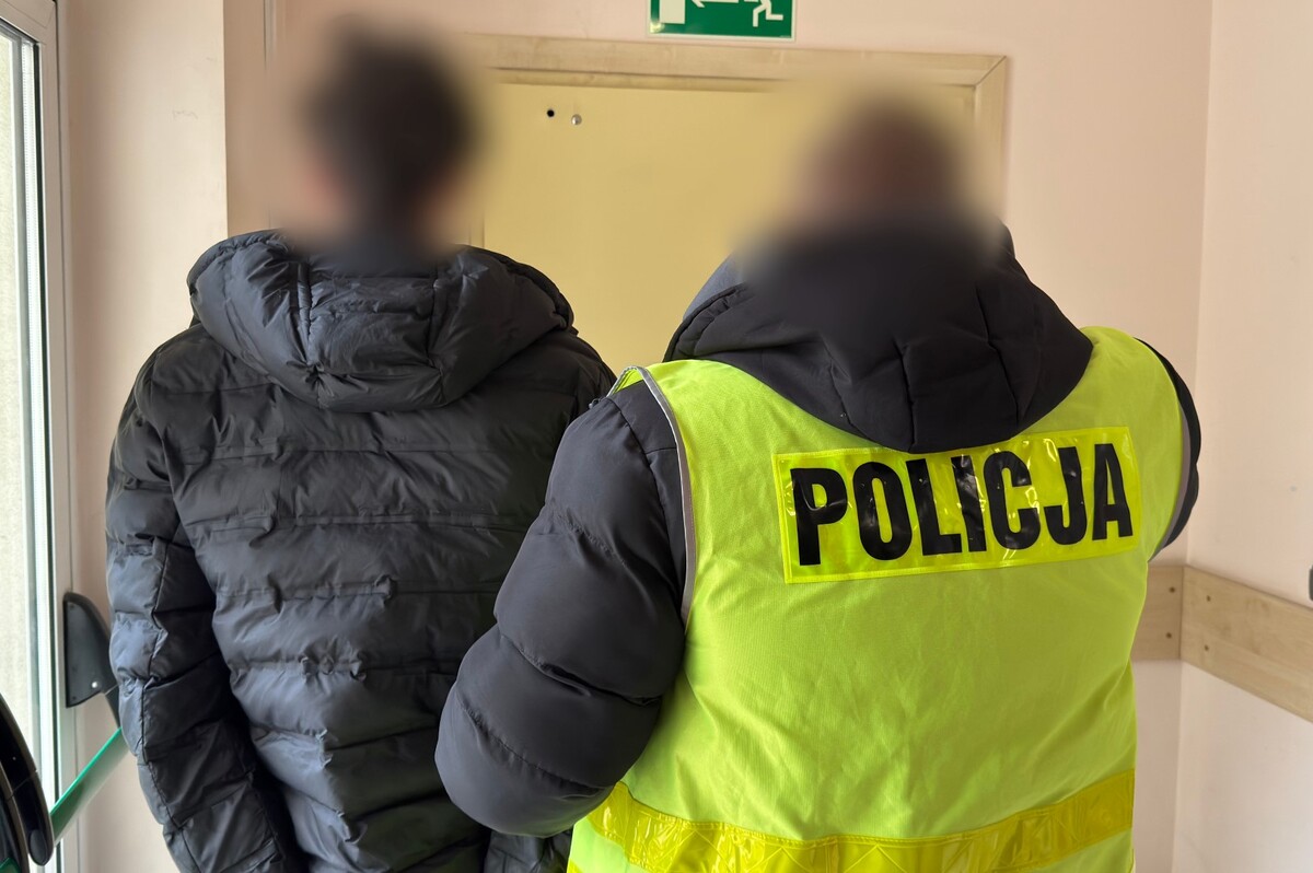 Zatrzymany 18-latek prowadzony przez policjanta