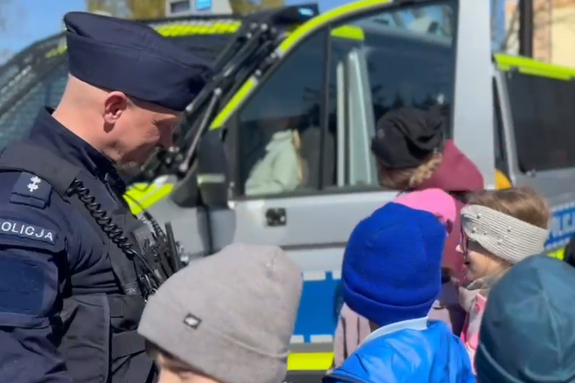 Policjant z dziećmi