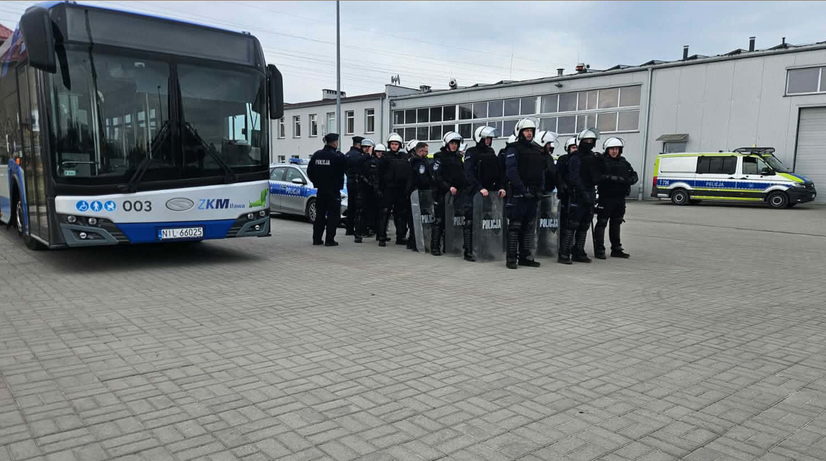 policjanci podczas cwiczeń