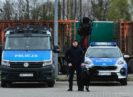 policjanci podczas cwiczeń