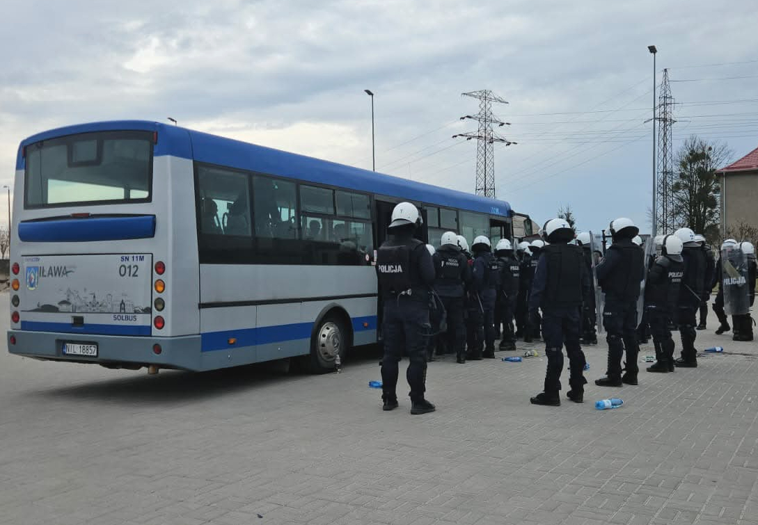 policjanci podczas cwiczeń