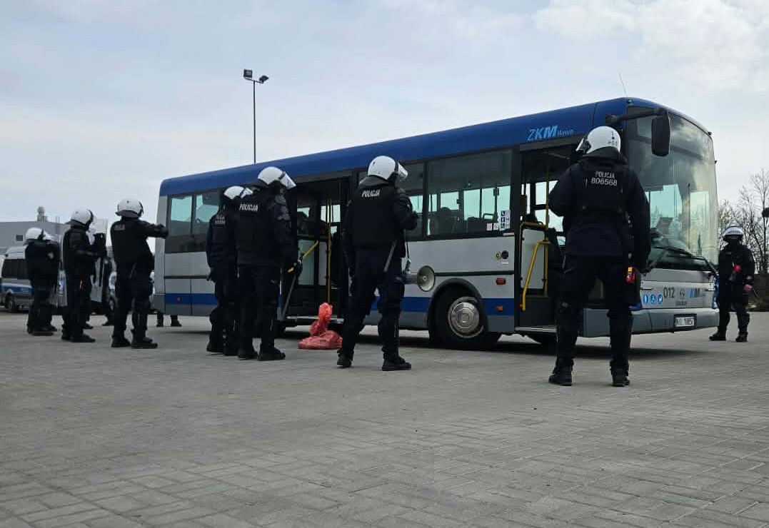 policjanci podczas cwiczeń