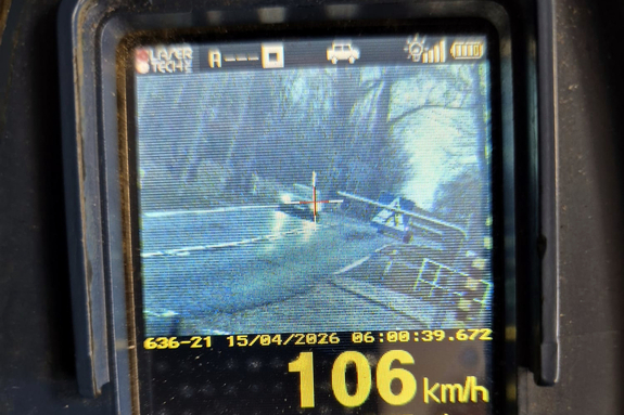 Zdjęcie pomiaru prędkości na ręcznym mierniku