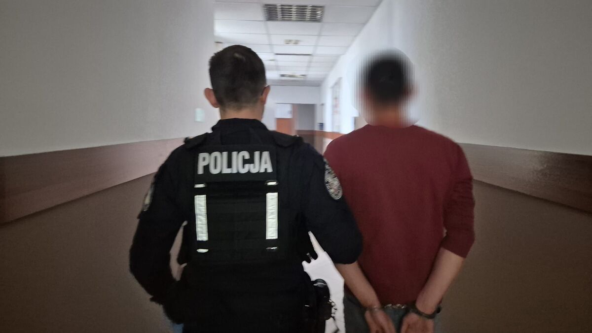 Policjant i zatrzymana osoba