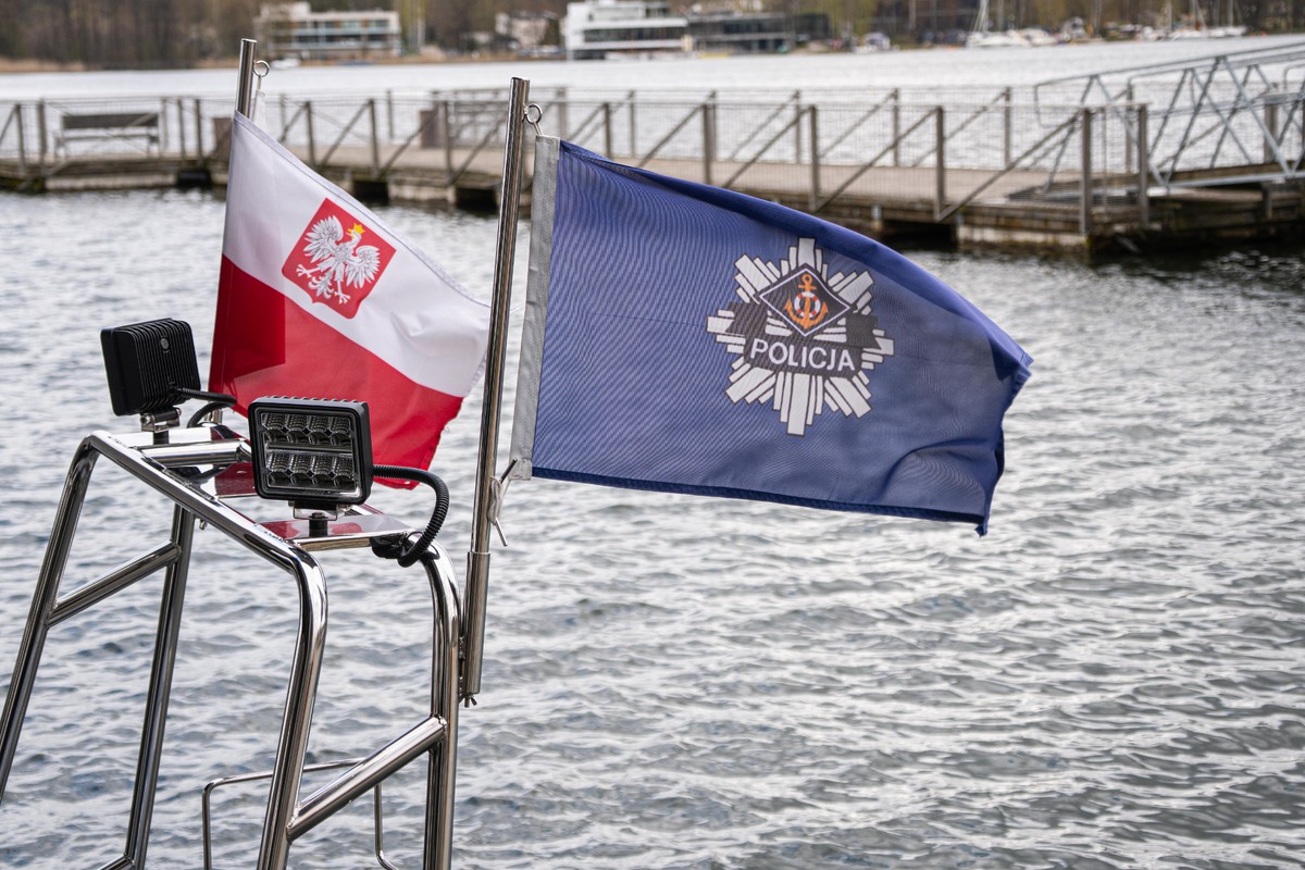 Policjanci przygotowani do majówki i służby na wodach - policjanci udzielający wywiadów oraz policyjni wodnicy podczas służby