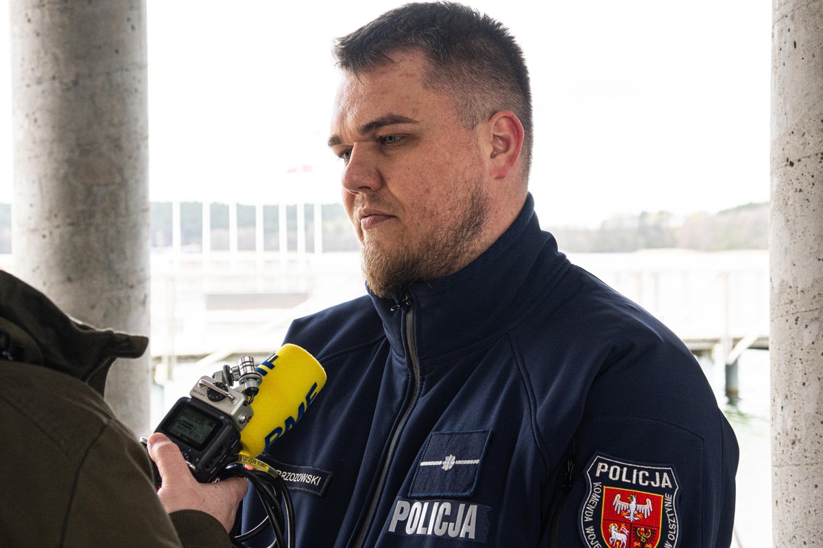 Policjanci przygotowani do majówki i służby na wodach - policjanci udzielający wywiadów oraz policyjni wodnicy podczas służby