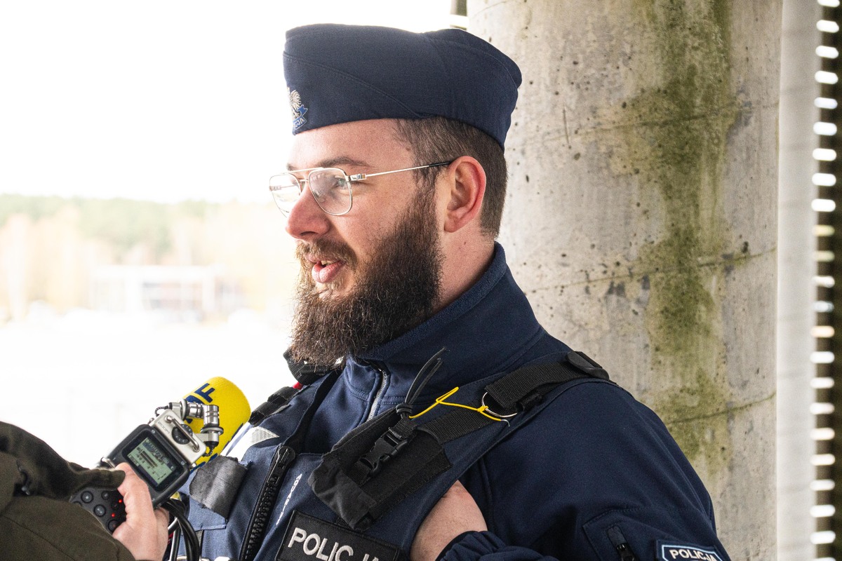 Policjanci przygotowani do majówki i służby na wodach - policjanci udzielający wywiadów oraz policyjni wodnicy podczas służby