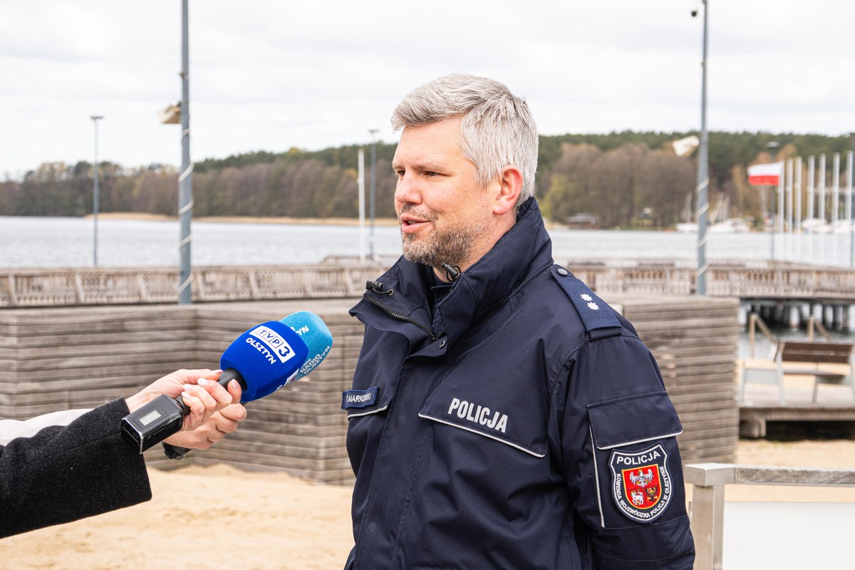 Policjanci przygotowani do majówki i służby na wodach - policjanci udzielający wywiadów oraz policyjni wodnicy podczas służby