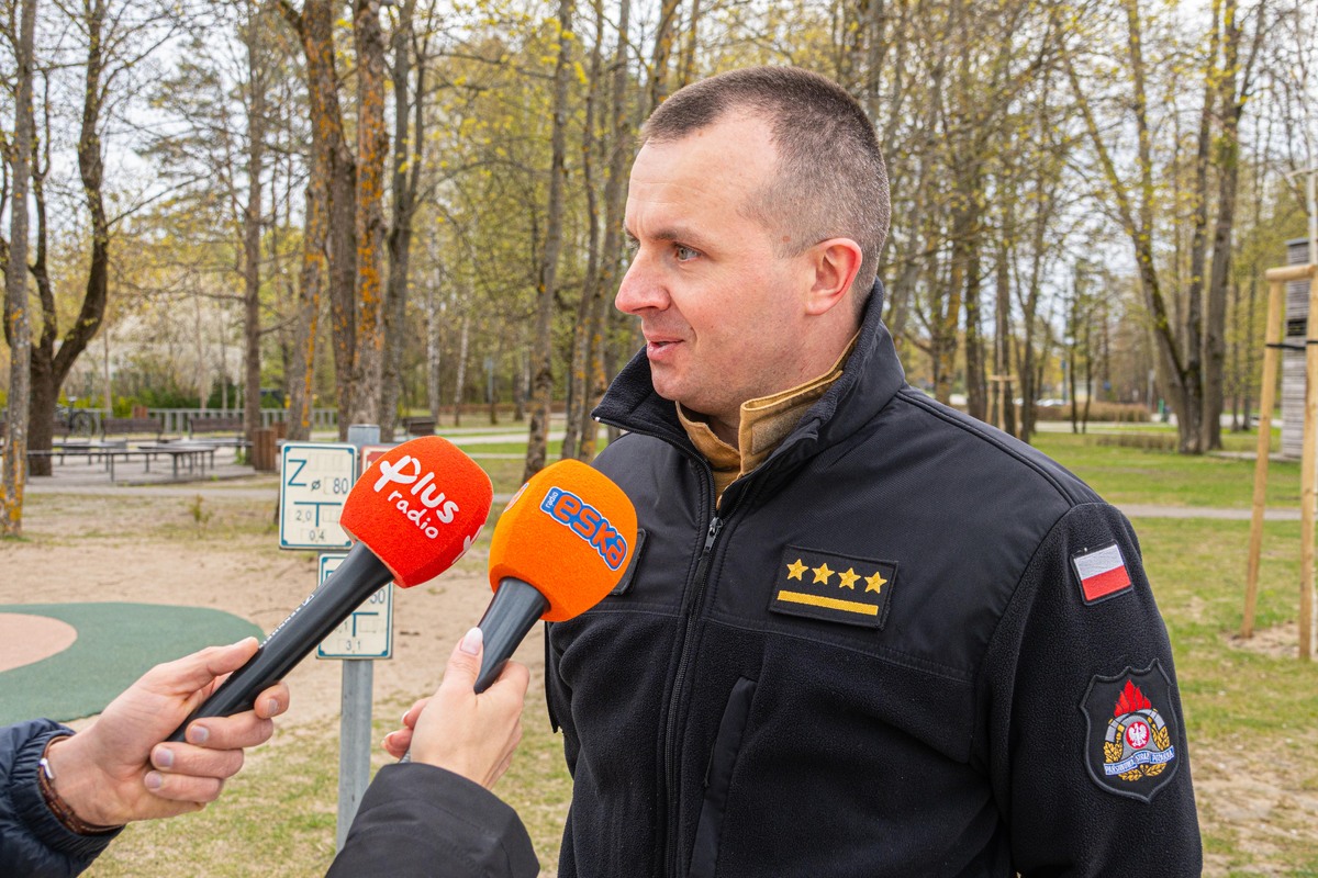 Policjanci przygotowani do majówki i służby na wodach - policjanci udzielający wywiadów oraz policyjni wodnicy podczas służby