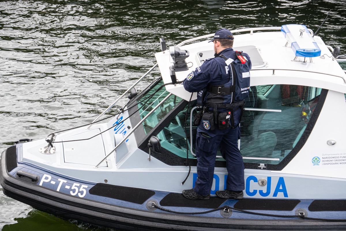 Policjanci przygotowani do majówki i służby na wodach - policjanci udzielający wywiadów oraz policyjni wodnicy podczas służby