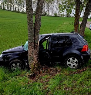 Miejsce zdarzenia drogowego, na zdjęciu widoczny jest VW Golf