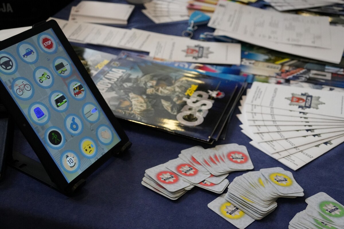 Tablet i materiały promocyjne na stole