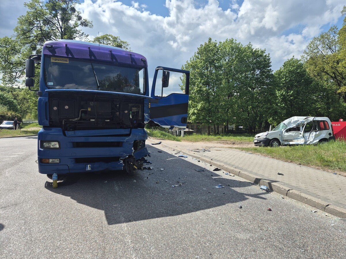 miejsce zdarzenia drogowego i służby pracujące na miejscu