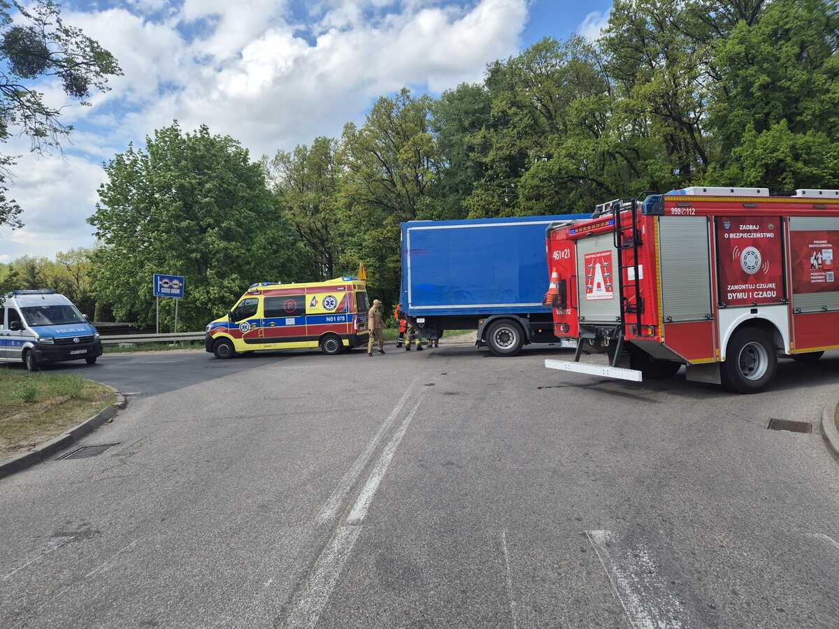 miejsce zdarzenia drogowego i służby pracujące na miejscu
