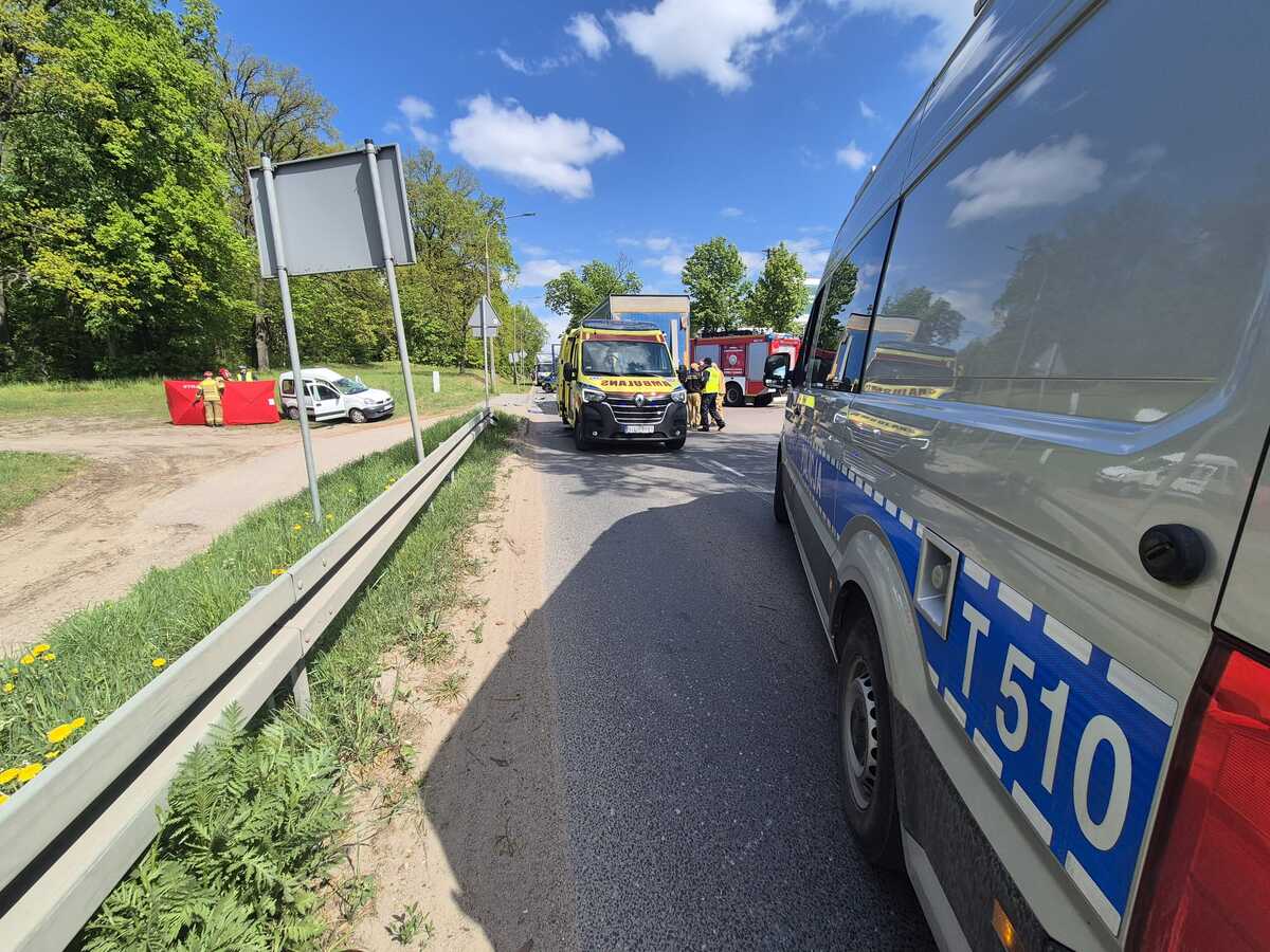 miejsce zdarzenia drogowego i służby pracujące na miejscu