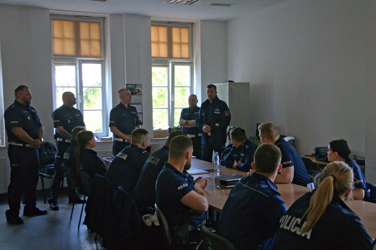 Policjanci na sali