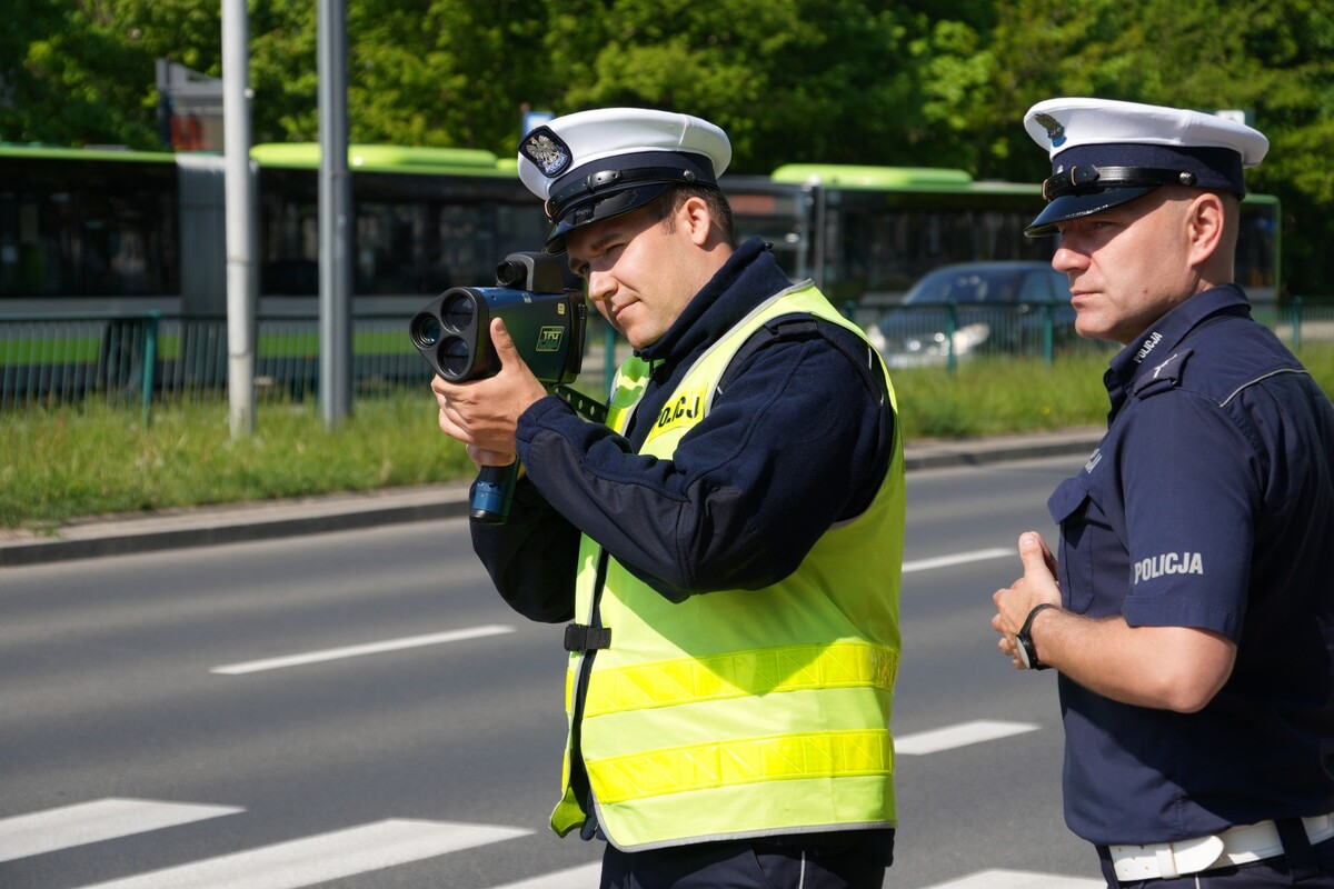 Policjantka i policjant na drodze