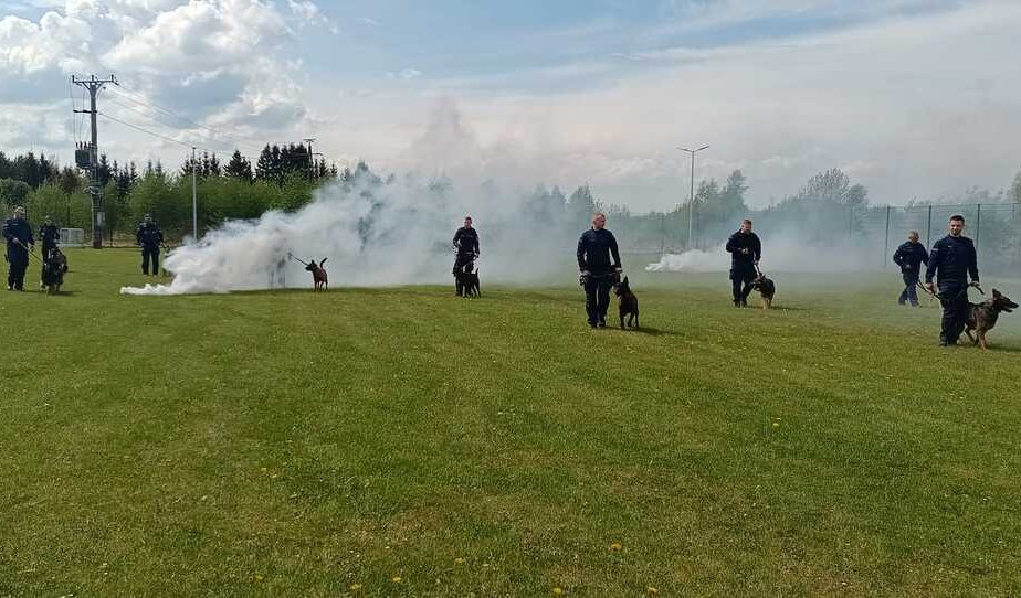 Funkcjonariusze podczas szkolenia w warunkach zadymienia