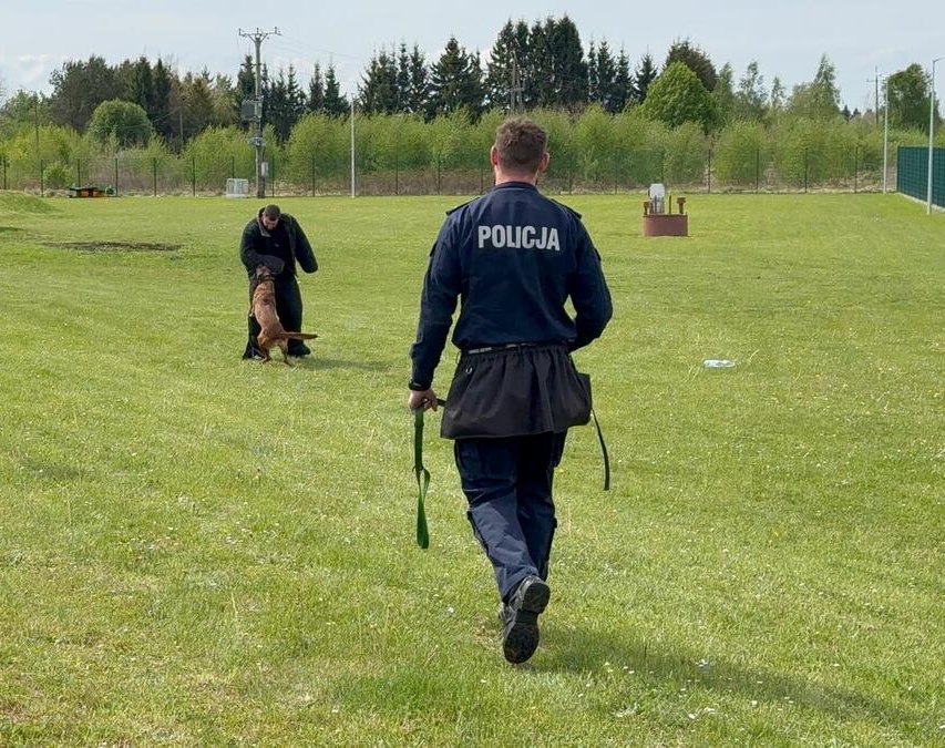 Policjant z psem służbowym w trakcie szkolenia