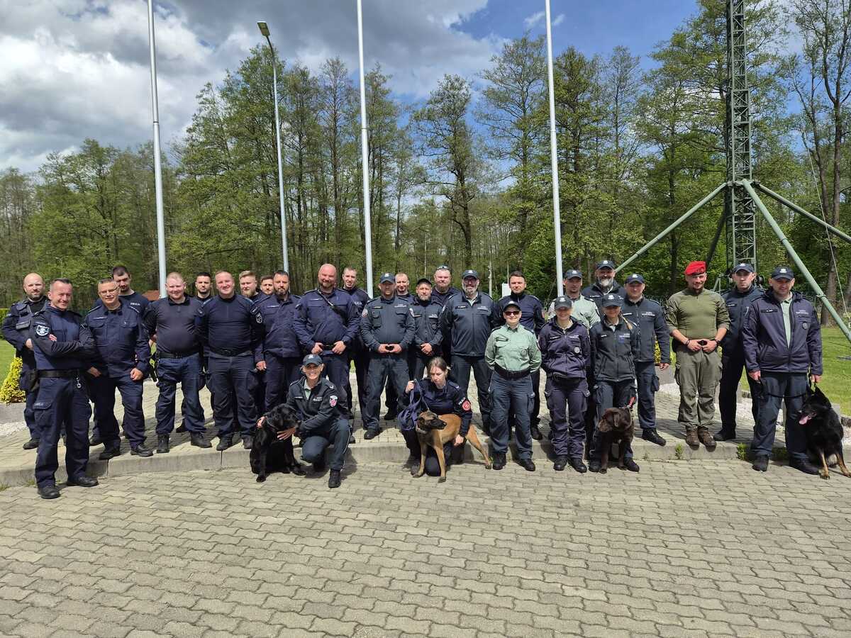 Zdjęcie grupowe wszystkich funkcjonariuszy biorących udział w szkoleniu