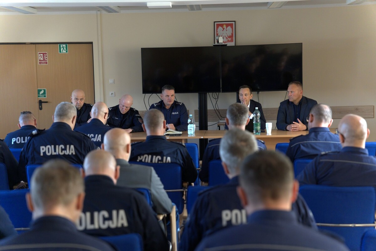 Policjanci i osoby cywilne na sali