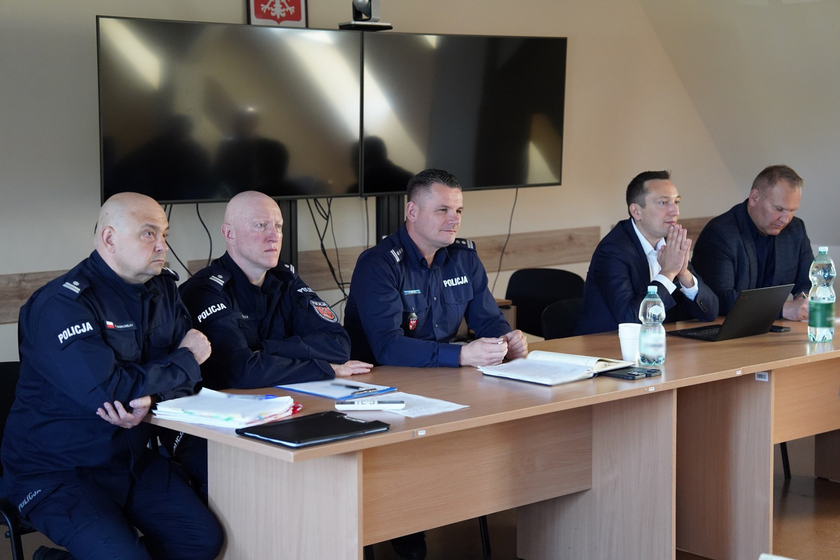 Policjanci i osoby cywilne przy stole