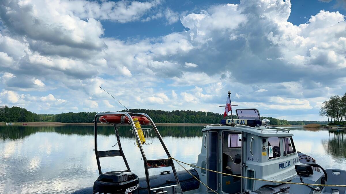 Miejsca akcji nad jeziorem Juksty, na pierwszym planie łódka policyjna