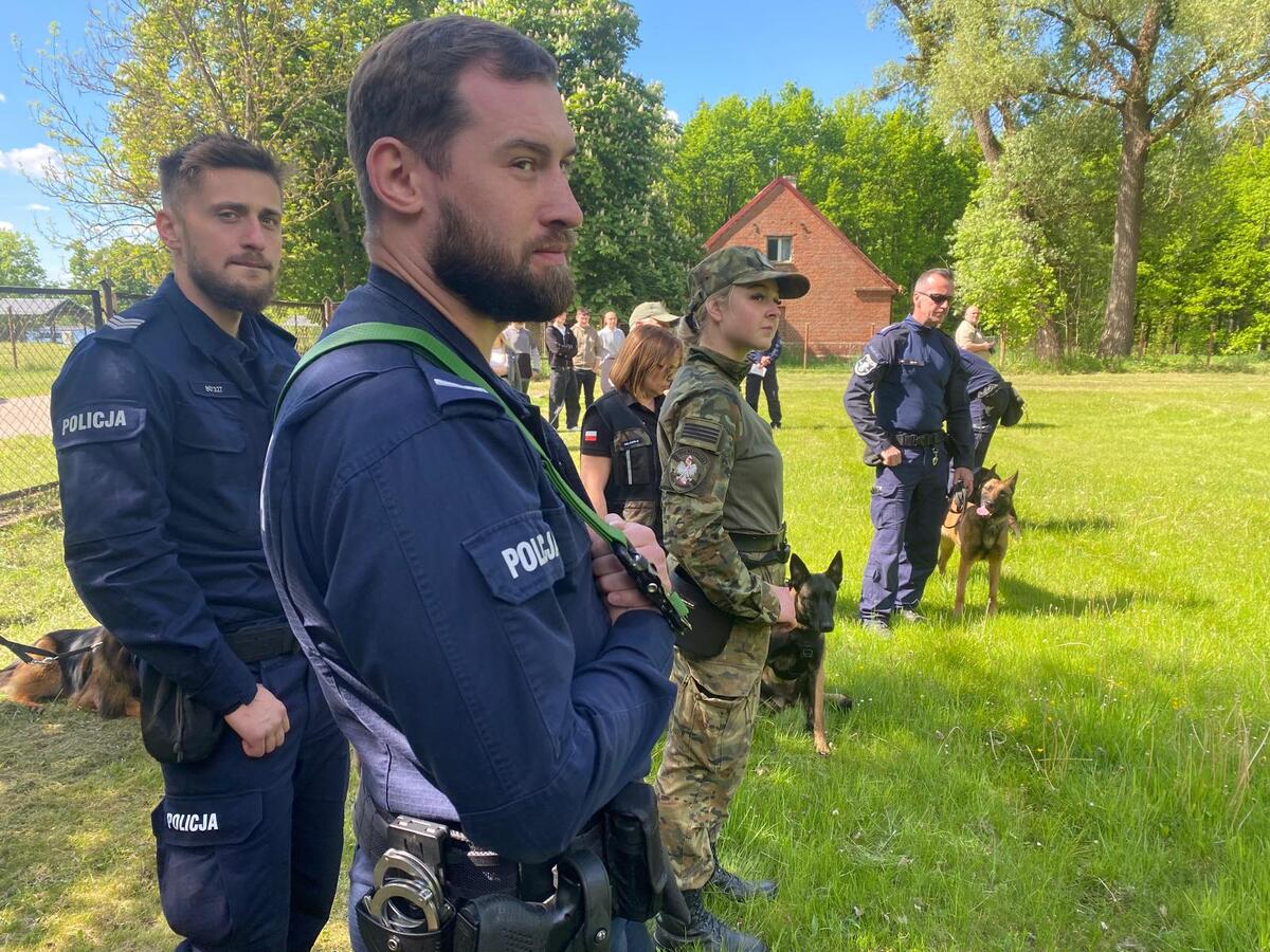 Funkcjonariusze z psami służbowym podczas szkolenia