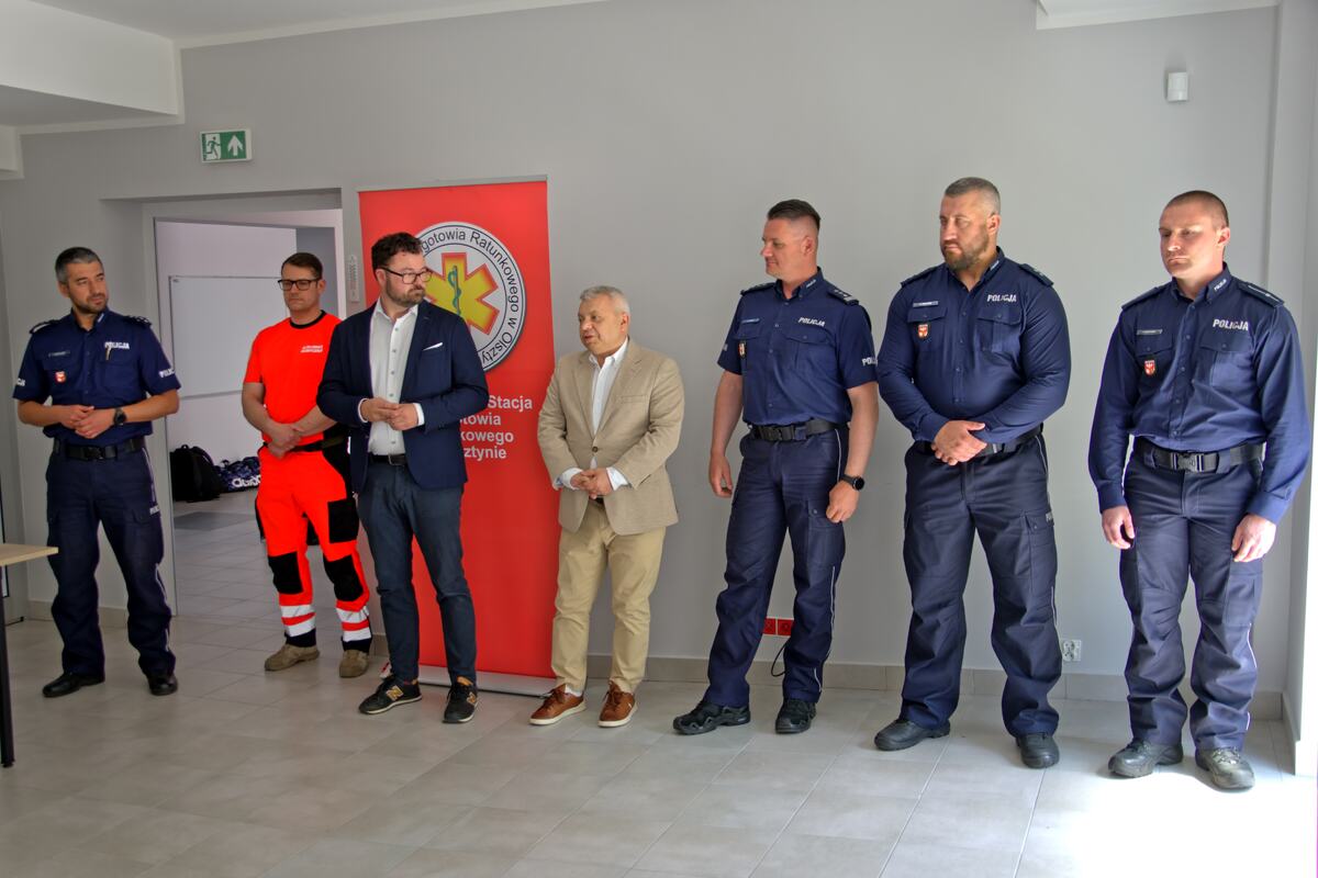 insp. Radosław Drach Zastępca Komendanta Wojewódzkiego Policji w Olsztynie, Marek Myszkowski Dyrektor Wojewódzkiej Stacji Pogotowia Ratunkowego w Olsztynie oraz Łukasz Jacek Łukaszewski Przewodniczący Rady Miasta Olsztyna.