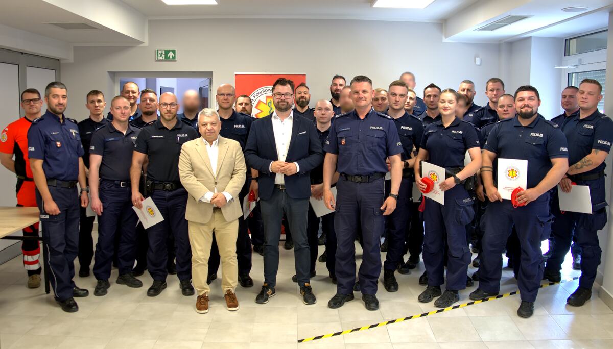 insp. Radosław Drach Zastępca Komendanta Wojewódzkiego Policji w Olsztynie, Marek Myszkowski Dyrektor Wojewódzkiej Stacji Pogotowia Ratunkowego w Olsztynie oraz Łukasz Jacek Łukaszewski Przewodniczący Rady Miasta Olsztyna oraz uczestnicy szkolenia