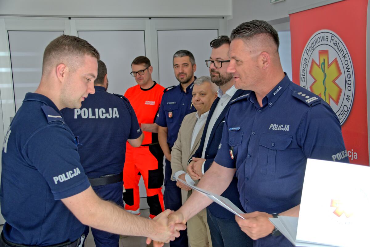 insp. Radosław Drach Zastępca Komendanta Wojewódzkiego Policji w Olsztynie podczas wręczenia certyfikatu uczestnikowi szkolenia