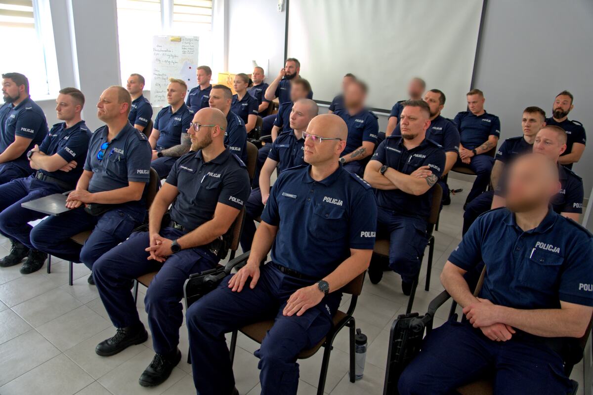 Policjanci podczas oficjalnego zakończenia szkolenia