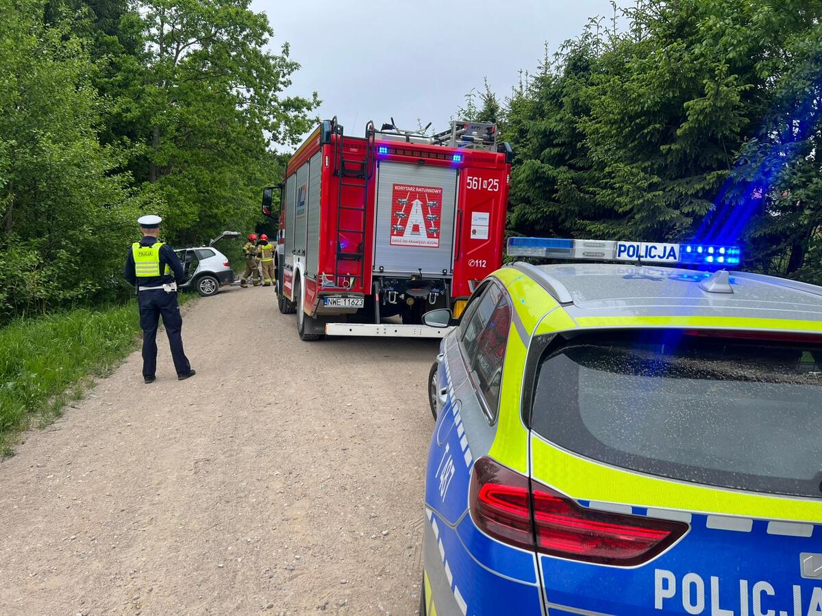 Policjant ruchu drogowego podczas czynności na miejscu zdarzenia