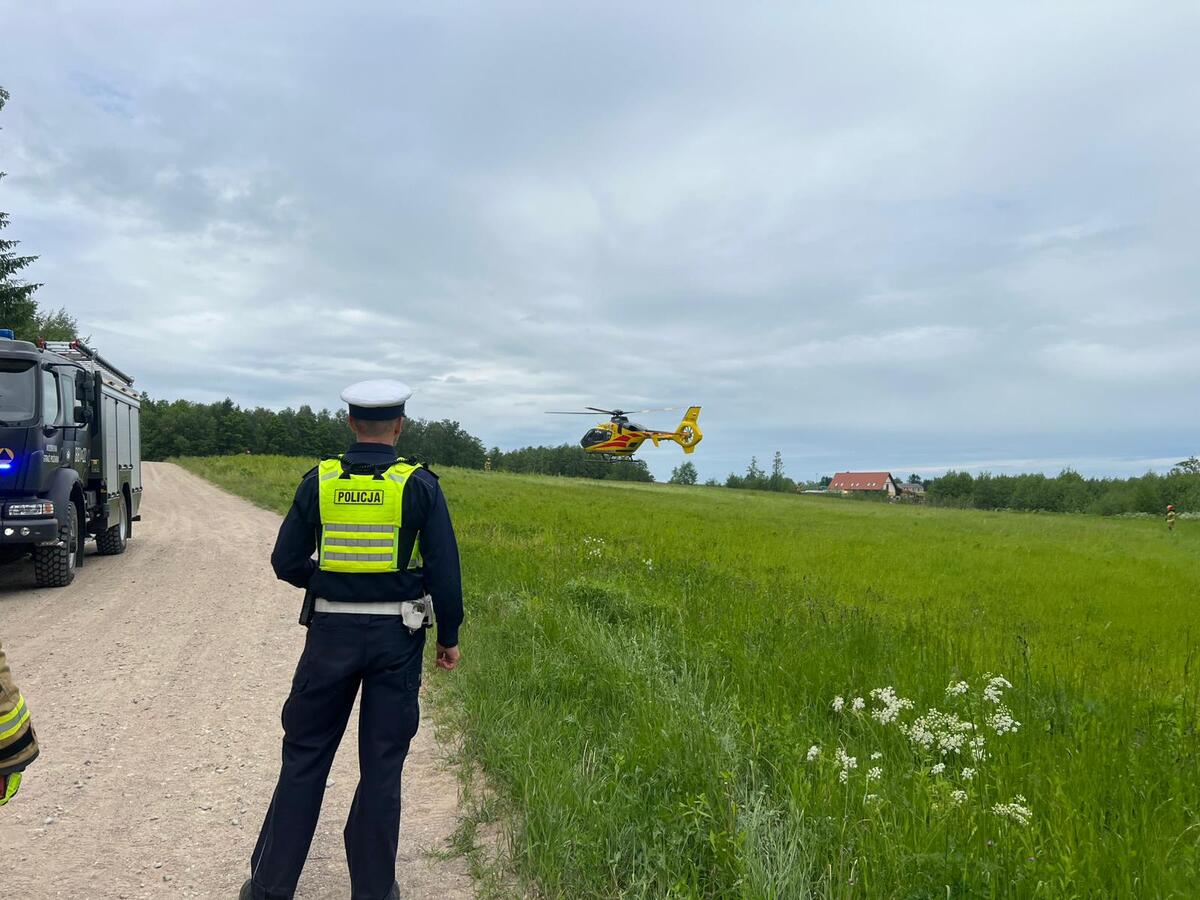 Policjant ruchu drogowego podczas czynności na miejscu zdarzenia