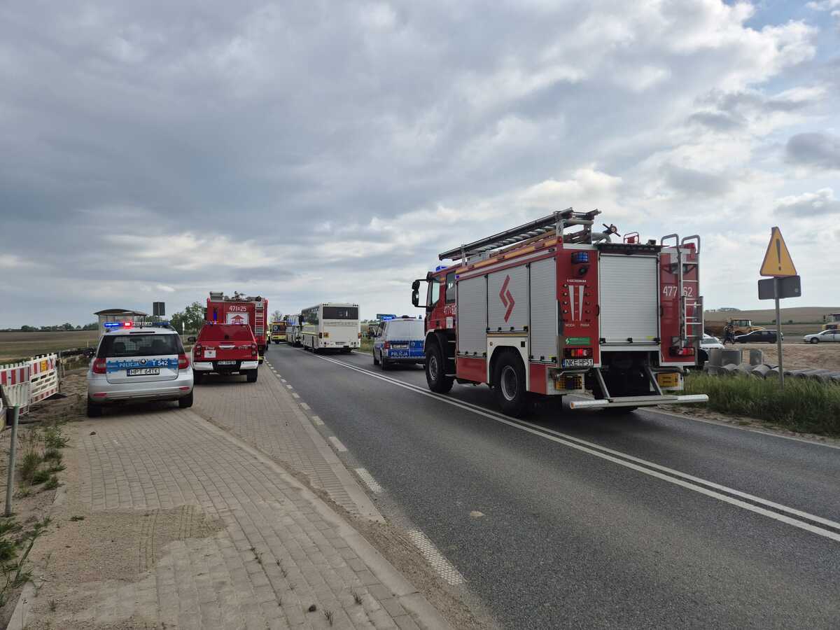 Miejsce zdarzenia drogowego z udziałem dwóch autobusów oraz pracujące służby