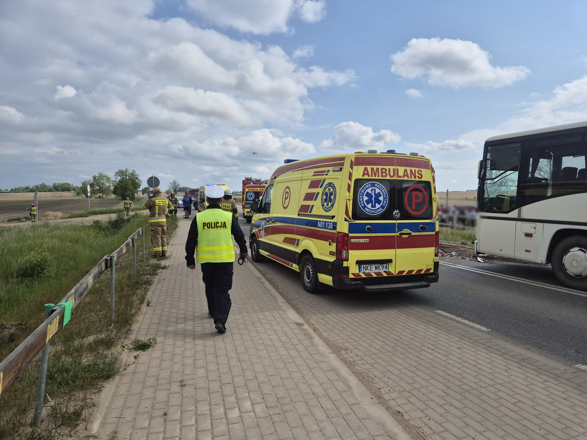 Miejsce zdarzenia drogowego z udziałem dwóch autobusów oraz pracujące służby