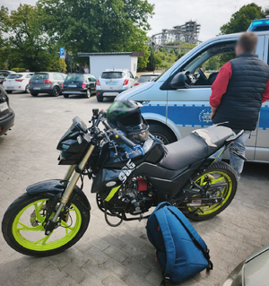 Motorower, kierowca i radiowóz