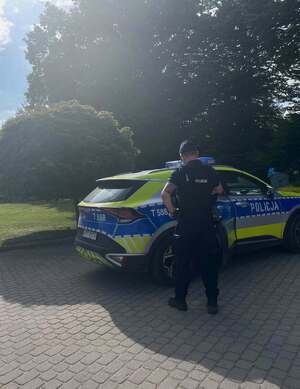 Policjant przy radiowozie