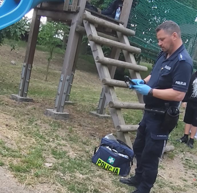 policjanci na miejscu zdarzenia
