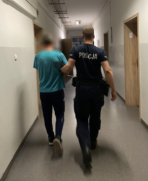 Policjant i zatrzymana osoba