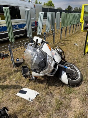 Uszkodzony motocykl BMW na skutek uderzenia w barierę energochłonną