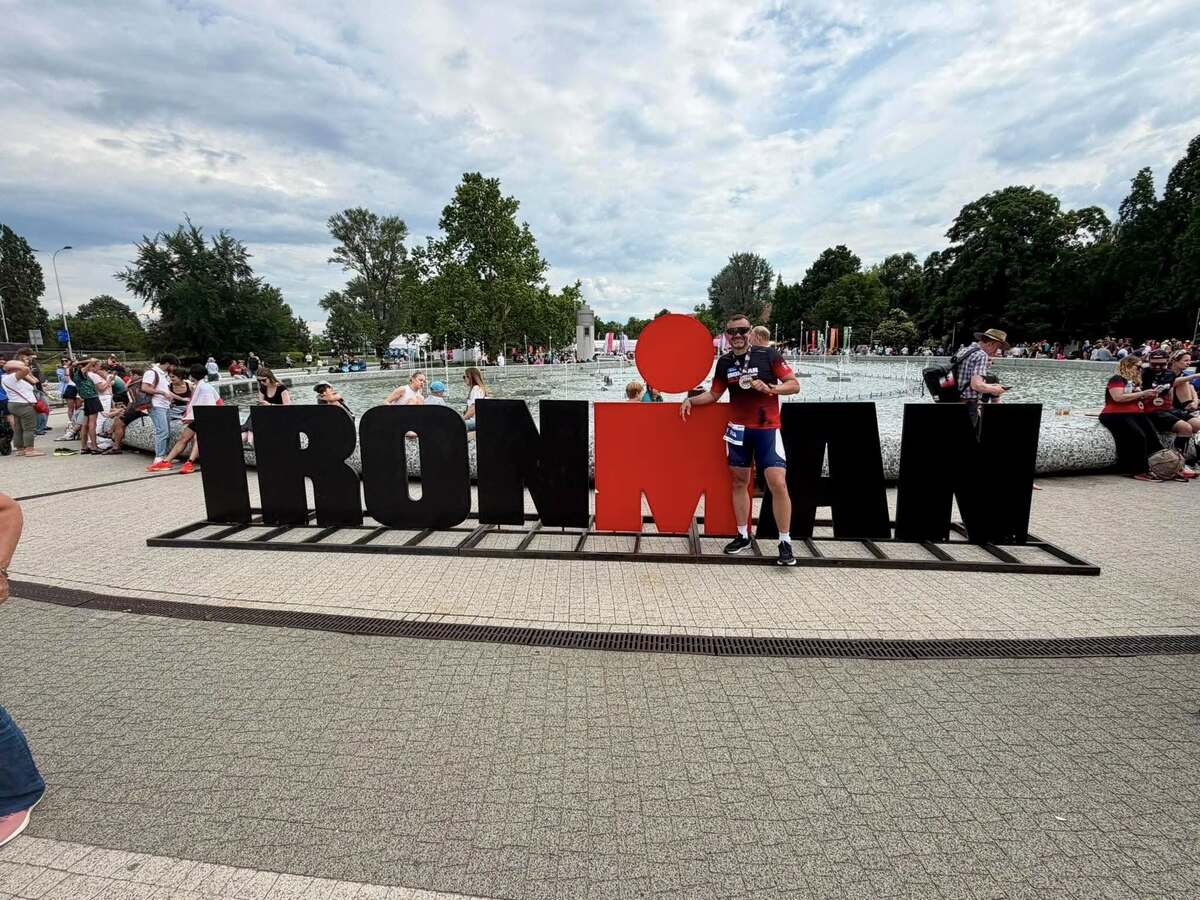 Zawodnik a w tle napis IRONMAN