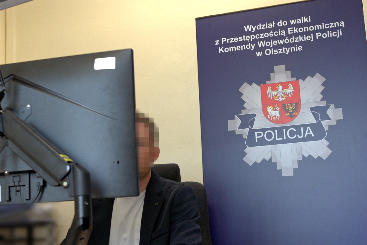 Policjant Wydziału Przestępczości Ekonomicznej KWP w Olsztynie podczas szkolenia