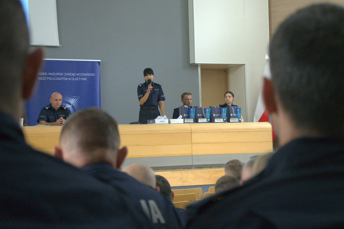Policjanci na sali