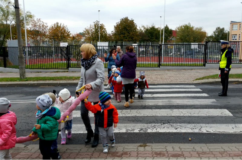 Dzieci uczą się przechodzić przez jezdnię
