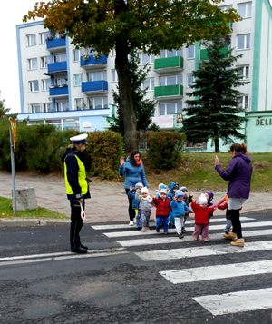 Dzieci uczą się przechodzić przez jezdnię