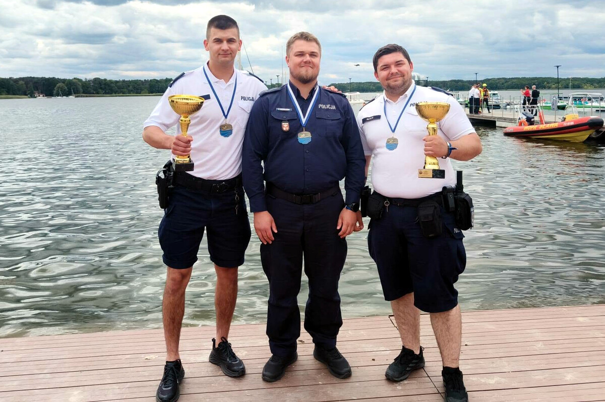 sierżant Patryk Zych i sierżant Cezary Onyszek podczas ceremoni wręczania wyróżnień