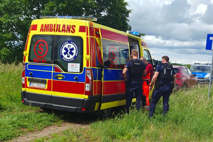 Policjanci i medycy na miejscu interwencji