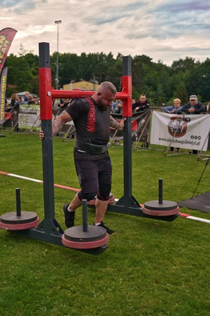 Podkom. Paweł Piskorz podczas zawodów strongman