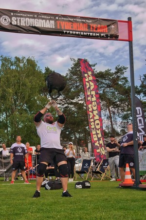Podkom. Paweł Piskorz podczas zawodów strongman